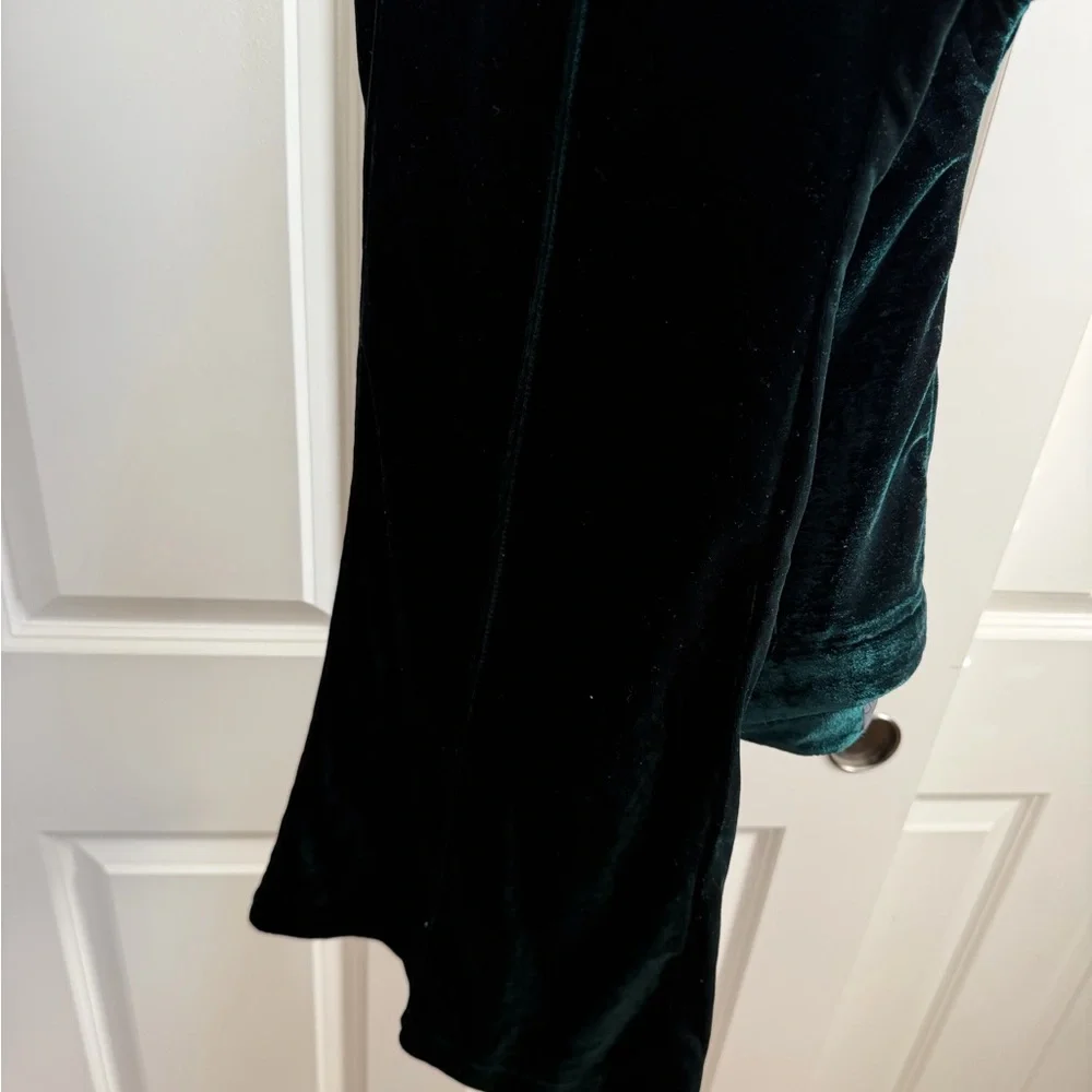 Lulus Emerald Green Velvet Flare Pants perfect for Christmas Holidays NYE🎄🤶🏻 - Picture 5 of 6